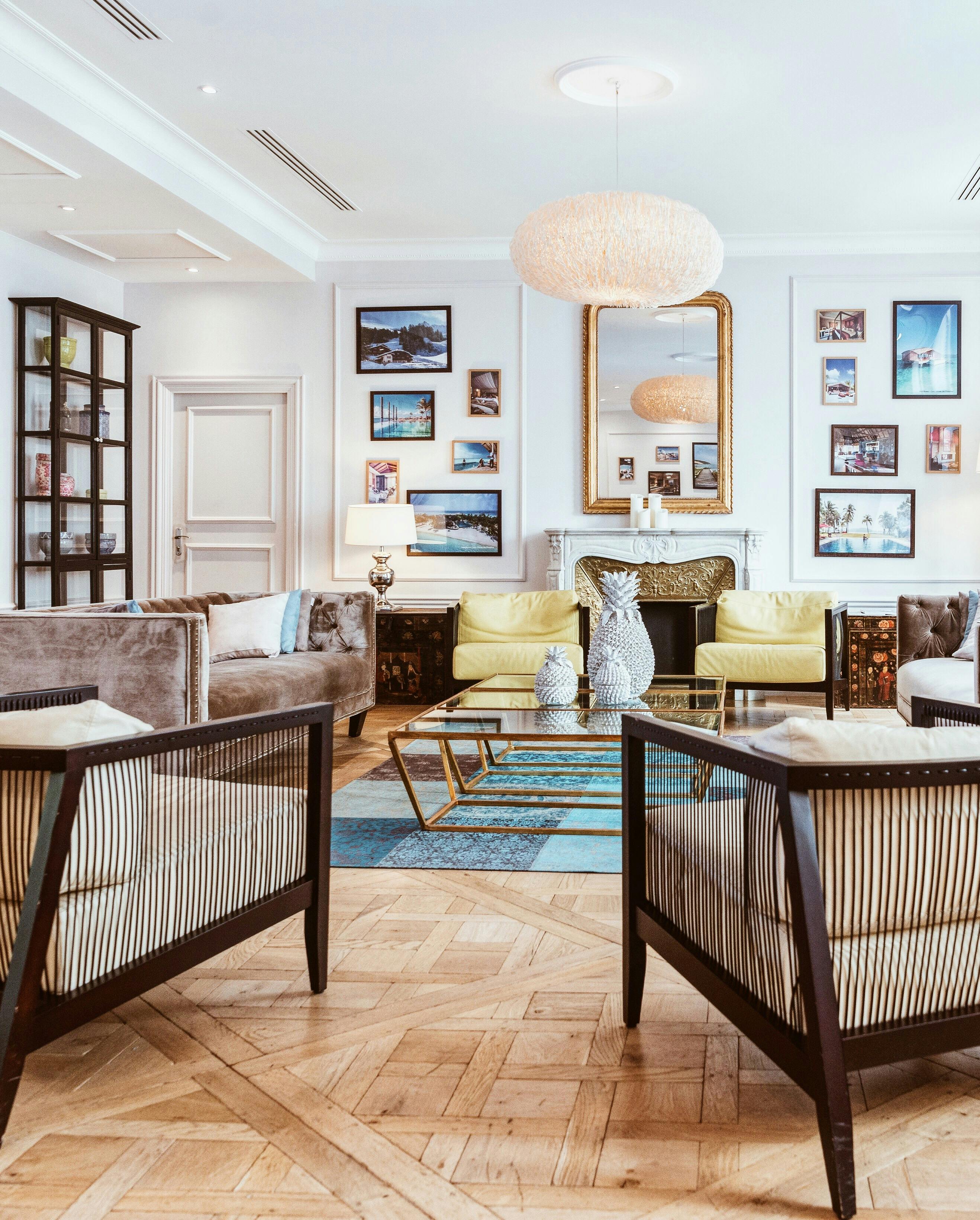 Salon haussmannien parisien avec moulures, cheminée et parquet