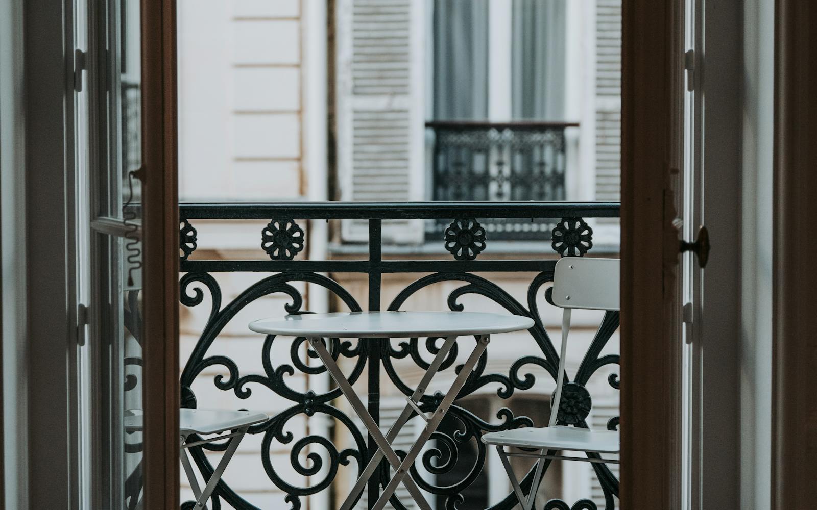 Balcon parisien haussmannien pour illustrer la réglementation de location courte durée